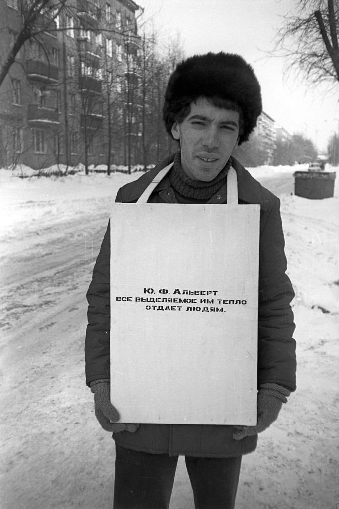 Yuri Albert gibt alle von ihm ausgestrahlte Wärme anderen Menschen ab. 1979. SW-Fotografie. Foto: Jurij Želtov